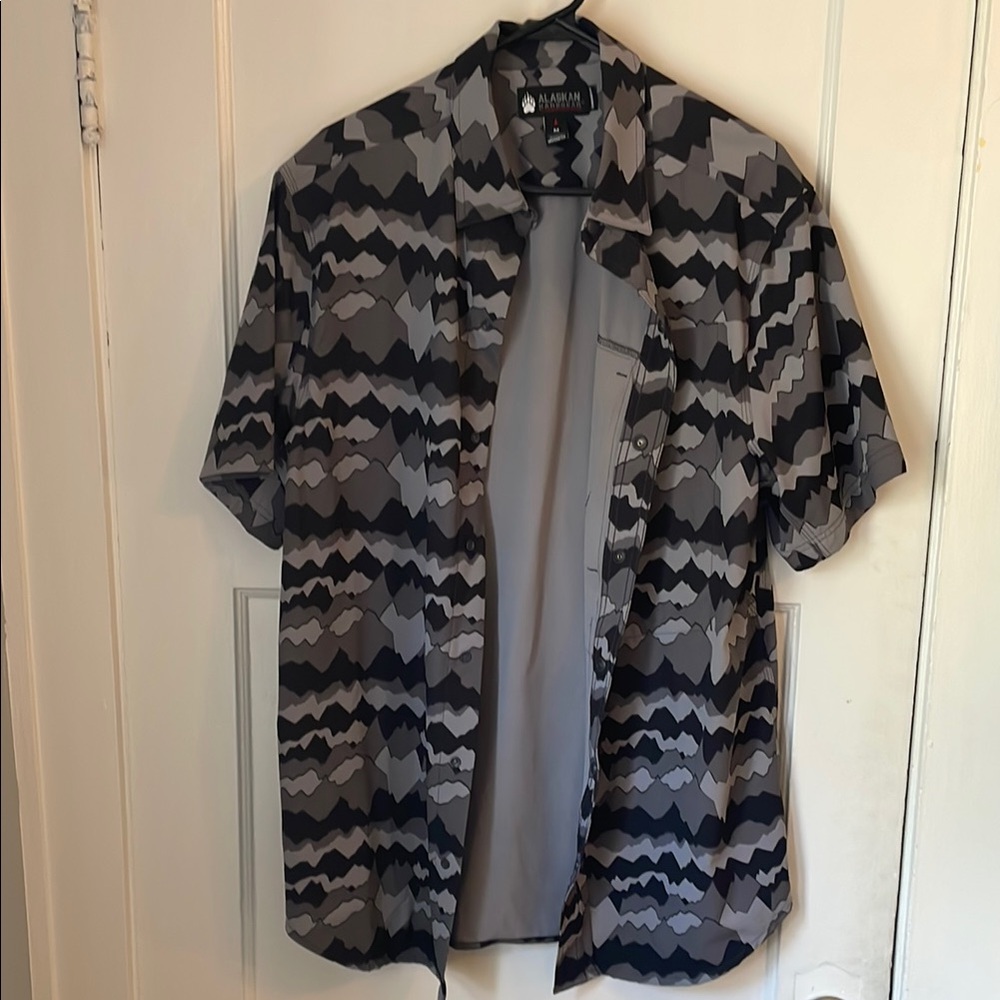 NWOT - Alaskan Hardgear by Duluth Trading Co Men's Black and Gray Shirt